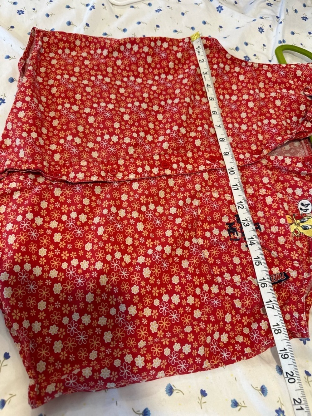 VTG 90 Looney Tunes tweety bird “It Wasn’t Me” red floral sleeveless button top - Picture 3 of 9